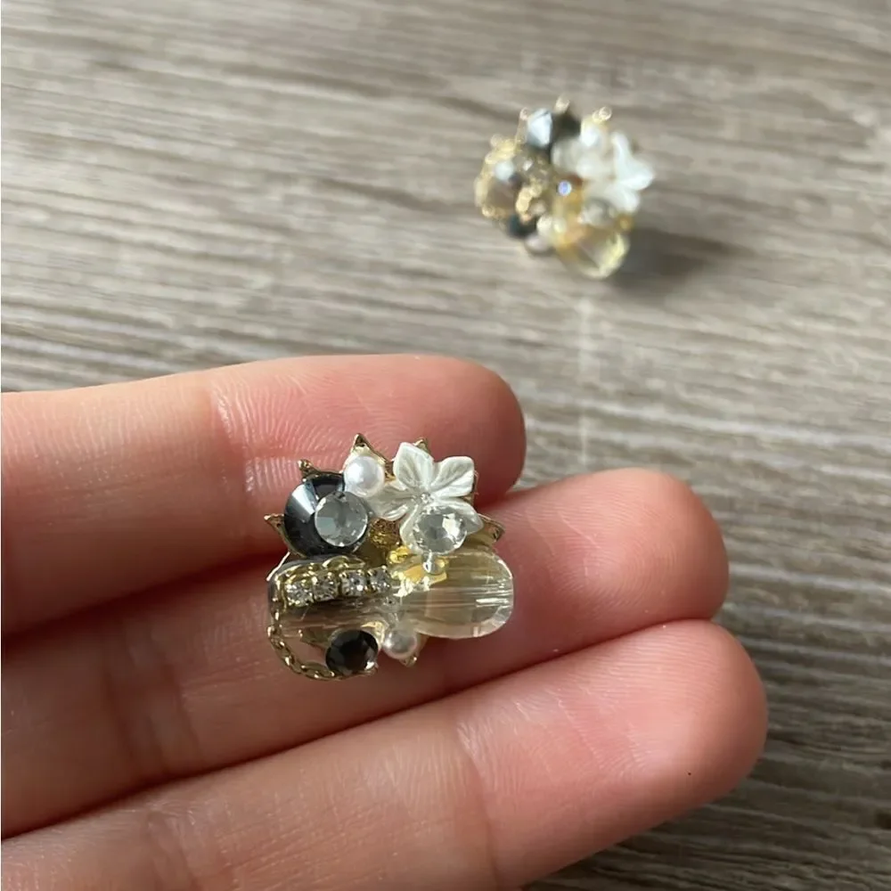 Minimalist stud earrings A108